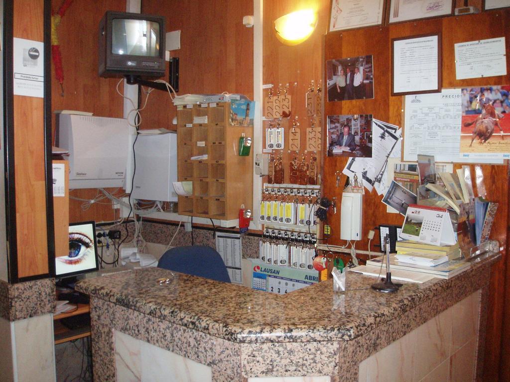 Hotel Los Hermanos Ocaña エクステリア 写真